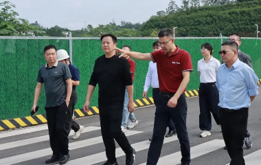 三江新區(qū)（臨港經(jīng)開區(qū)）黨工委委員、南溪經(jīng)開區(qū)管委會(huì)主任李勇率隊(duì)調(diào)研遠(yuǎn)東股份宜賓智能產(chǎn)業(yè)園